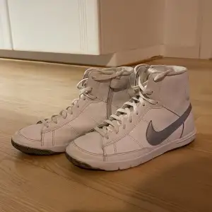 Vita Nike skor med gråa detaljer: storlek 36,5. Fint skick!  Köparen betalar frakten. Jag ansvarar inte för postens hantering. Samfraktar gärna.