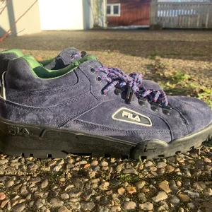 Fila i Mocka - Chunky Fila skor i lila mocka i bra skick!  använd mindre än 10 gånger. Köparen står för frakt 