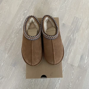 Ugg Tasman - Säljer mina Ugg Tasman i färgen chsetnut då de tyvärr var för små för mig. De har aldrig blivit använda, jag har enbart testat dom. De är slutsålda överallt men vid snabb affär kan pris diskuteras. 