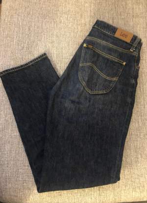Snygga straight Lee Jeans i utmärkt skick, endast använt ett fåtal gånger. Köpte för 600, säljer för 200kr!! Kan mötas upp i centrala stockholm, annars står köparen för frakt☺️