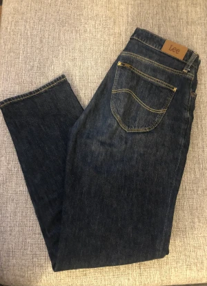 Bekväma Lee Jeans - Snygga straight Lee Jeans i utmärkt skick, endast använt ett fåtal gånger. Köpte för 600, säljer för 200kr!! Kan mötas upp i centrala stockholm, annars står köparen för frakt☺️