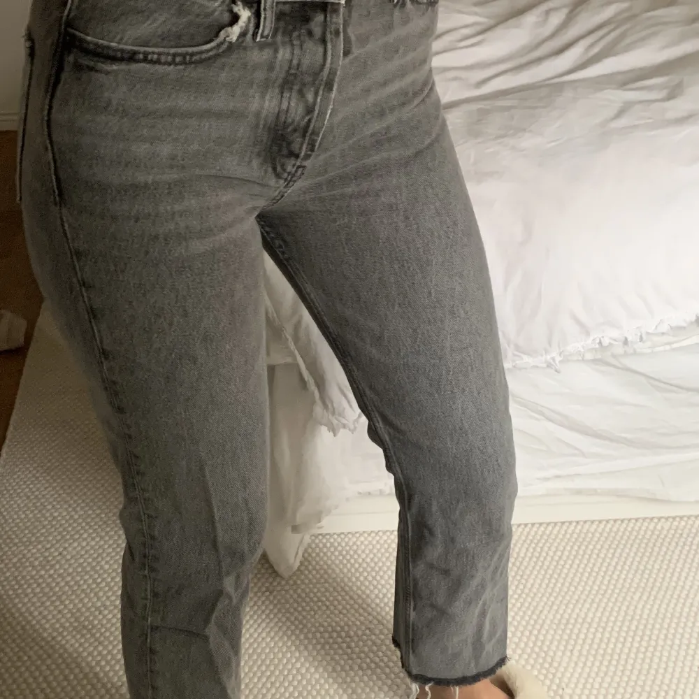 Jeans från zara storlek 36. Jeans & Byxor.