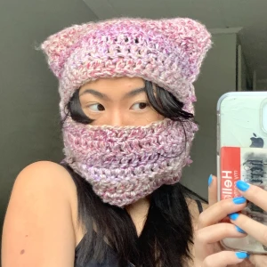 Cat balaclava - Virkad kantig balaclava så det ser ut som kattöro! Hur söt🌸🐈 Hadmade i Lila nyaserat garn från RUSTA🌟