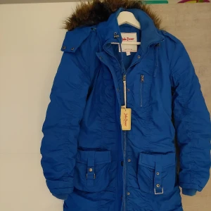 Fin ny kloblå vinterjacka  - Super fin ny klotblå jacka stl S  Lappar kvar skicka endast spårbart för bådas säkerhet 🥰 200kr