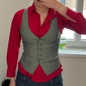 Randig grå väst - Säljer denna fina randiga grå väst. Västen är från Bershka och är i jätte fin sick. Angivna storlek är M men passar mer som S❤️