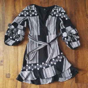 Klänning - Så fin klänning med toffsar och speglar! ✨🌼✨