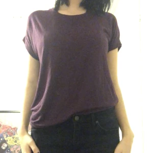 Lila t-shirt - Jätte fin lila t-shirt från Only, jätte skön och lite tung i tyget, jätte skönt att ha nu på vintern! den är i xs men sitter inte tajt 💛