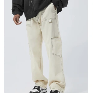 Loosefit cargo byxor  - Losfit cargo byxor i färgen beige. Helt nya och oanvända, bara testade. Köpt på boohoo. STORLEK 32R. Jag är 190 och dem passar på mig. 