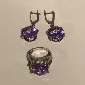 Örhängen och ring - Superfina lila örhängen och en matchande ring💜🌟I väldigt bra skick, endast använda 1gång. Ringen skulle jag säga är i strl S. Frakt 15kr