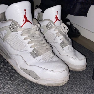Jordan 4 Oreo - Skick 8,5/10, svarar inte på skambud. Byten kan vara intressant. Ingen box och därav priset