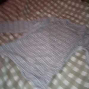 En tunn mjuk tröja  - Den är en tunn tröja med vita mönster på den har storlek typ 134/140 den är väldigt skön