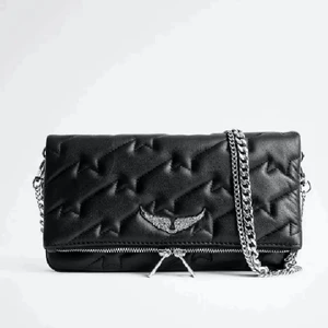 Zadig väska - Säljer denna fina zadig väskan då den inte kommer till lika mycket användning som jag tänkt mig. I super bra skick därav priset🫶🏽🫶🏽