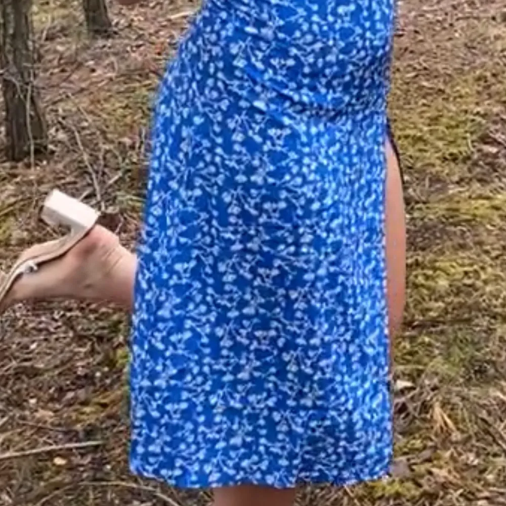 Blå klänning med slits från by Anastasia med lappen kvar och är oanvänd. (bilderna är på min kompis klänning som är likadan). Köpt för 399.. Klänningar.