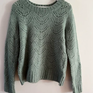 Grön stickad tröja - Grön stickad tröja från Nelly men är märket Pieces. Säljer då då den nästintill aldrig kommit till användning.💚