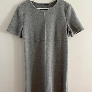 Grå klänning från Zara - Grå klänning från zara som endast är använd 1 gång. 