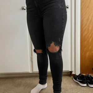 H&M jeans - Svarta jeans från H&M, oanvända! Hål vid knäna. 