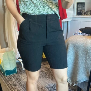 Svarta kostymshorts - Svarta kostyumshorts med stretch baktill. Jättesköna och stretchiga i midjan