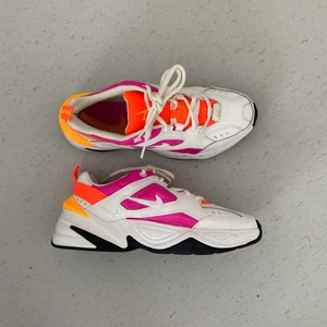 NIKE M2K Tekno Sneakers  - NIKE M2K Tekno sneakers i nästan nyskick. Endast använt 2 gånger. Sköna och riktigt snygga till längre byxor! 