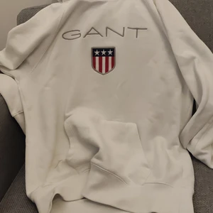 Gant vit hoodie - Gant hoodie som är köpt nyligen. Säljer pga storleken är för liten. Den är därför i nytt skick. 