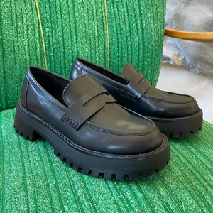 Loafers - Måste tyvärr sälja dessa supersnygga skor då jag köpte för stor storlek, har endast använt dom en gång! Jag har storlek 35/36 och dessa är i 36 men de är definitivt snarare storlek 37. Nypris 399 kr men säljer för 200kr 💘 