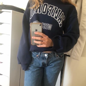 Marinblå tröja💙 - Säljer denna fina marinblåa tröjan i supersnygg modell verkligen då den inte kommer till användning längre. Inte använd mönga gånger, så fint skick!💗💗 pris går alltid att diskutera!