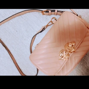 Skinn mjukjt mindre väskan från Italien guldlejon långt axelband justerbart.stor rosa fin väska lyxig känsla med många fack. Svarta unisix doskalle på benet rosa  - Allt är felfritt super snyggt nytt fräscht skriv vid frågor paket pris el styckvis.    