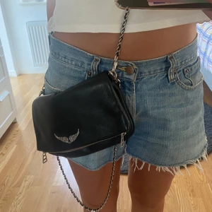 Zadig & voltaire rock clutch - Säljer min älskade zadigväska då jag köpt en annan väska! Köpt för cirka 2 år sedan i frankrike, nypris är 345€! Super bra skick då jag inte använt den så mycket!!💕 