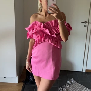 Rosa klänning - Säljer denna oanvända klänning från zara med prislapp kvar, Stolek Xs, köpt pris 699kr 