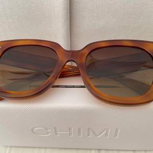 Säljer min Chimi solglasögon, fick i present. dem passar inte riktigt. Köparen betalar frakten. 