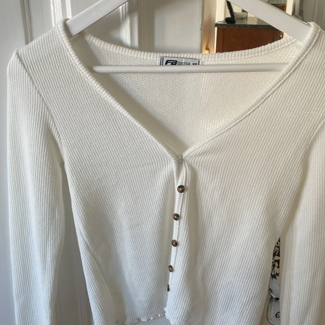 Vit kofta med bruna knappar från New yourker ❤️ - 91