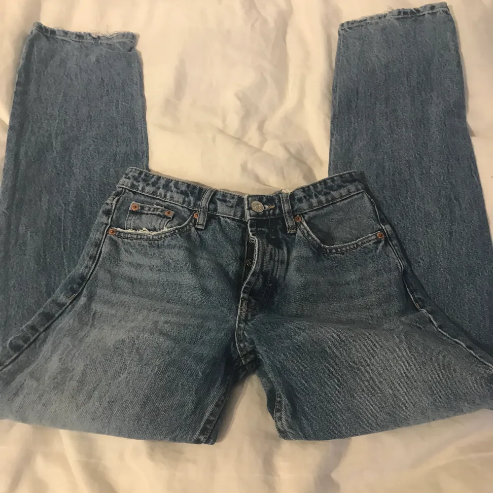 Blåa baggy midrise jeans från zara i storlek 36. Köpta hör på plick men var tyvärr för små. Jeans & Byxor.