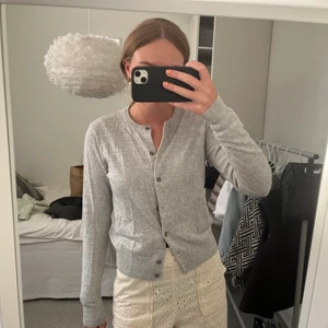 Finstickad kofta - Grå finstickad kofta från hm i stl S, 80+frakt