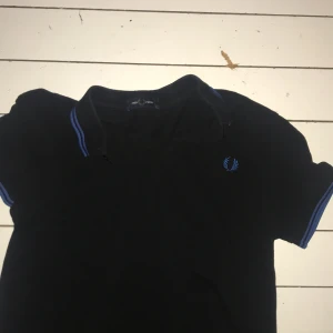 Fred perry piké  - Säljer den pga att jag har två stycken likadana fast andra färger, den har använts under sommaren och slutet av våren men har inga slitage eller defekter. Nypris 900kr. Skriv dm för mer bilder.