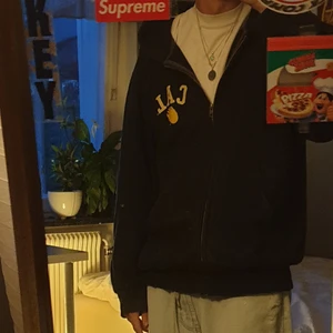Vintage hoodie  - Säljer en vintage baggy zip up hoodie 