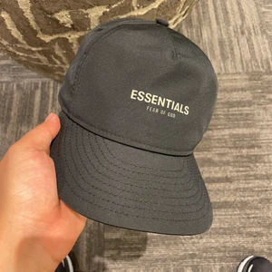 Essentials Fear of god keps newera  - Säljer denna keps som är oanvänd, jag köpte den i NYC och har ej använt den. 
