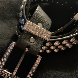 Bälte  - Snyggt svart bälte, superfint 