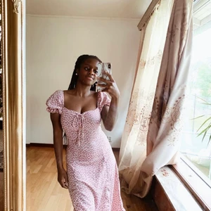 Klänning  - Säljer en fin sommarklänning i storlek xs