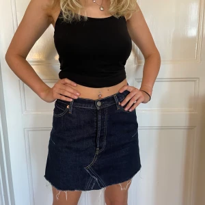 Jeanskjol  - Jättefin mörkblå jeanskjol från Stockholm Atelier/& Other Stories med ljusa sömmar och slitningar. Endast använd fåtal gånger. Uppskattad storlek: xs/s. 💕