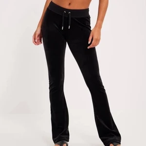 Juicy couture byxor  - Säljer superfina juicy byxor med fickor på baksidan köpta från Nelly. Säljes pga inte min stil längre. Inga defekter. Köpta för 1099kr