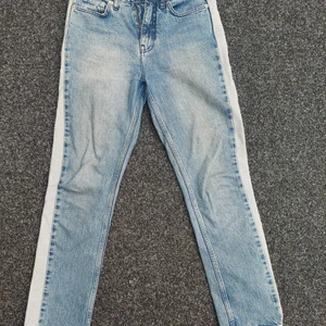 Jeans med rand  - Jeans med rand på sidan. Stl. 34. Från NA-KD, använda ett fåtal gånger 