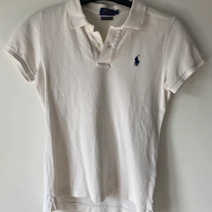 Ralph lauren - Piké tröja, Ralph lauren. Använd typ 2 gånger. Ordinarie pris är 800kr men säljer för 400kr! 🙌🏽