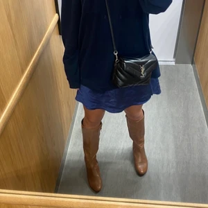 Ysl toy bag - Säljer min svarta ysl toy bag med silver detaljer, inköpt för 14800kr! Väskan är i superbra skick och dustbag, box och kvitto tillkommer ❤️ skriv för fler frågor!