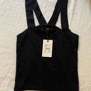 Topp  - Helt ny topp oanvänd säljer pga den är köpt i fel storlek köpt från bikbok för 149kr säljer den endas för 100kr