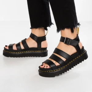 Dr Martens platåsandaler - Jättetrendiga platåsandaler i mycket gott skick! Nypris 1300kr. Storlek 38. Första bilden är lånad, skriv för fler bilder!💕💘💕