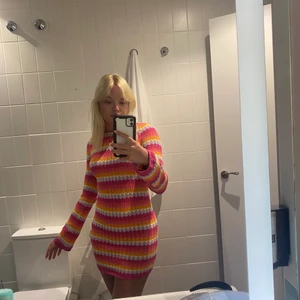 Bershka klänning - Säljer min bershka klänning i stl XS men passar mig som är S då den är stretchig. Använd en gång. Köparen står för frakten🌸