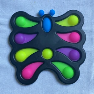 Dimple didget fjäril - En fin dimple didget i NYSKICK!!! I form av en fjäril! Säljer den pga att jag aldrig använder den! OBS! Det går att pruta!