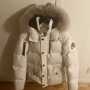Moose knu kles Storlek small (S) - Detta är limited edition jacka som jag köpte av rapparen ZE. Det finns endast fyra exemplar och jag väljer nu att sälja den vidare. Jag har haft den sen vintern 2021 och är i jättebra skick. Kemtvättas innan köp. 