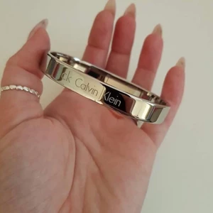 Calvin Klein armband - Stilrent armband från Calvin Klein Lite repor men inget farligt !