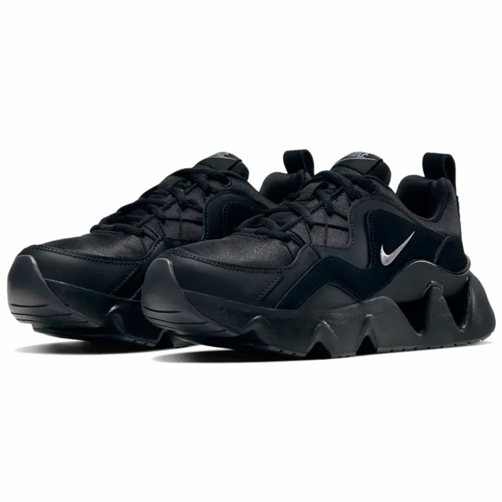 Märke: Nike Modell: Womens Ryz 365 Storlek: 39 Nypris: ca 1000kr Utropspris: 450kr Skick: Mer eller mindre som nya. Skor.