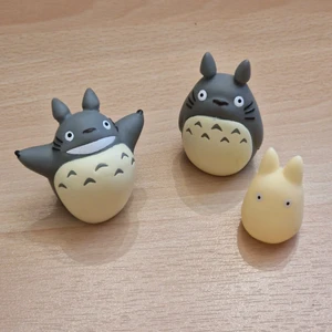 Totoro figurer - Totoro samlarfigurer 3 st, ca 5 cm stora. Officiella och tillverkade av märket Nibariki. 150 kr för alla eller 60/40 kr styck.